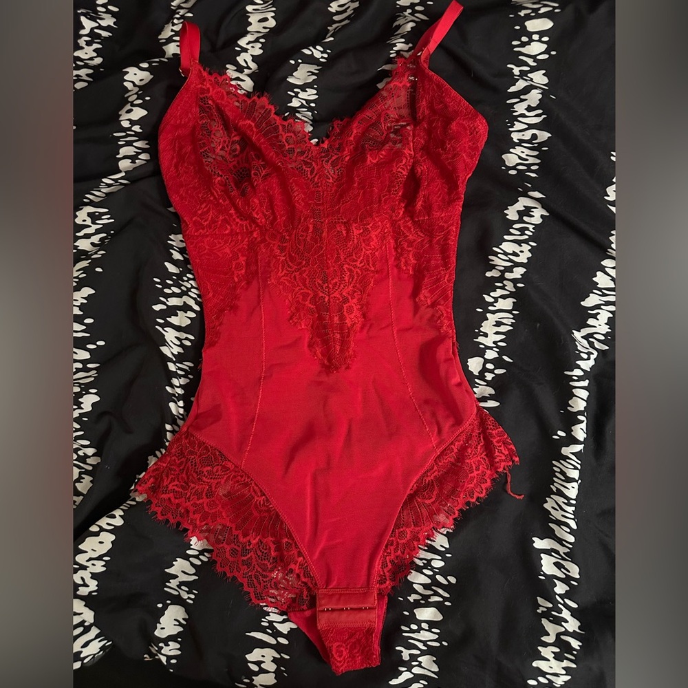 Pinsy Smoothing Lace Shapewear-Size M-RED-Out of Stock